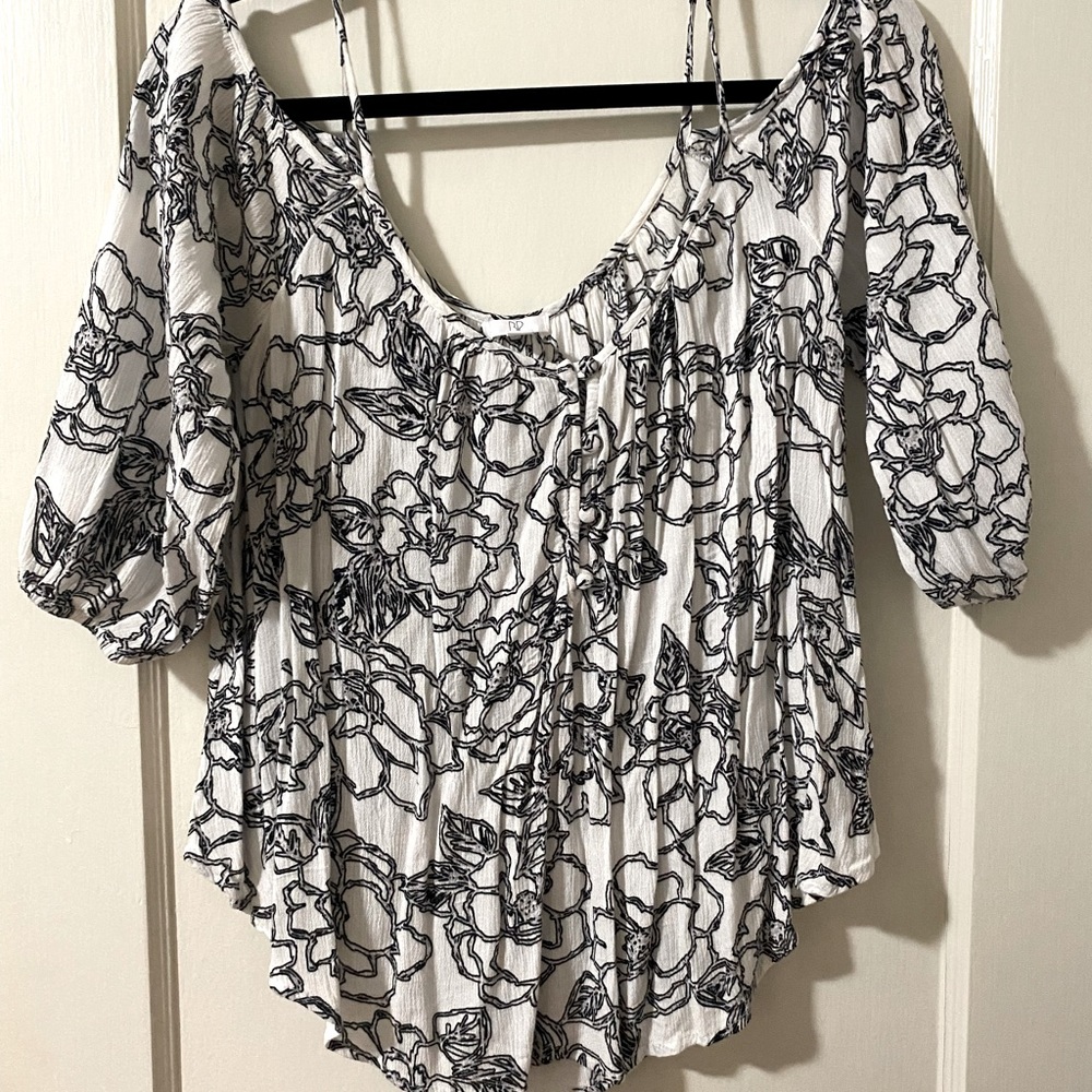 Floral & flowy off the shoulder 3/4 sleeve shirt!